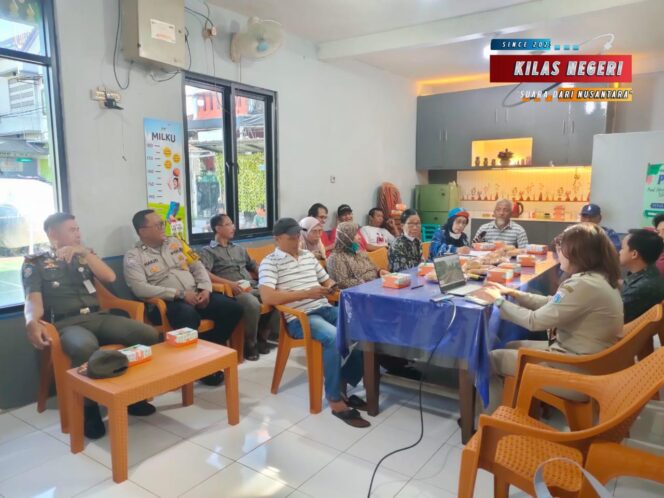 
Bhabinkamtibmas Malaka Jaya Hadiri Rapat RW 013, Sampaikan Himbauan Kamtibmas dan Pererat Silaturahmi Warga