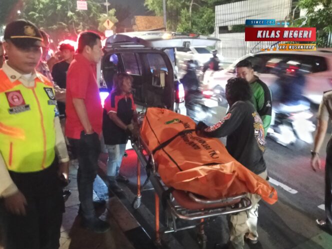 
Polsek Jatinegara Cek TKP Penemuan Pria Meninggal Dunia Diduga Tertemper Kereta Api di Jalur Klender–Jatinegara