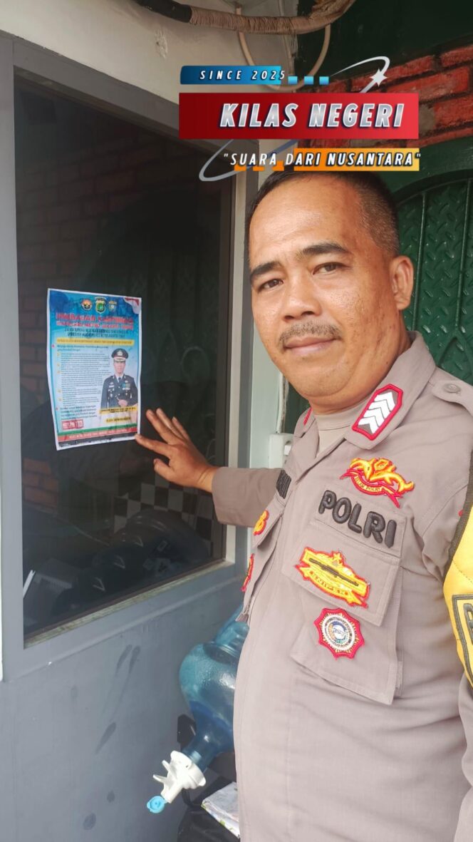 
Bhabinkamtibmas Kelapa Dua Wetan Ajak Warga Waspada Curanmor hingga Tawuran lewat Stiker Kamtibmas