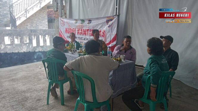 
Ngopi Kamtibmas, Bhabinkamtibmas Utan Kayu Utara Ajak Warga Jaga Lingkungan Aman dan Bebas Tawuran