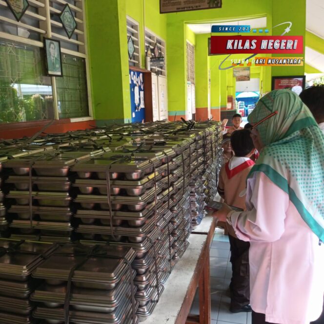 
Polsek Kramatjati Monitoring Pembagian Makanan Bergizi untuk Ribuan Pelajar di Kelurahan Dukuh