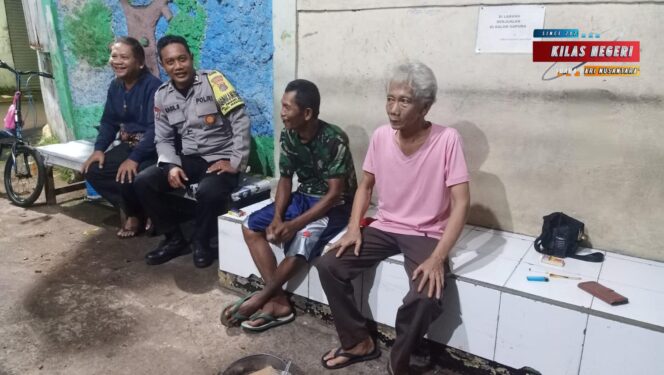 
Bhabinkamtibmas Pinang Ranti Sambangi Pos Kamling, Ajak Warga Aktif Jaga Keamanan Lingkungan