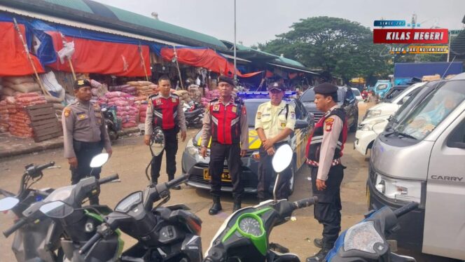 
Polsek Kramat Jati Laksanakan Patroli Dialogis di Pasar Induk, Wujudkan Kamtibmas yang Aman dan Kondusif