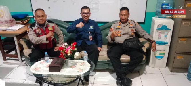 
Polsek Ciracas Gelar Patroli Dialogis di SMK 52 Jakarta Antisipasi Tawuran Pelajar