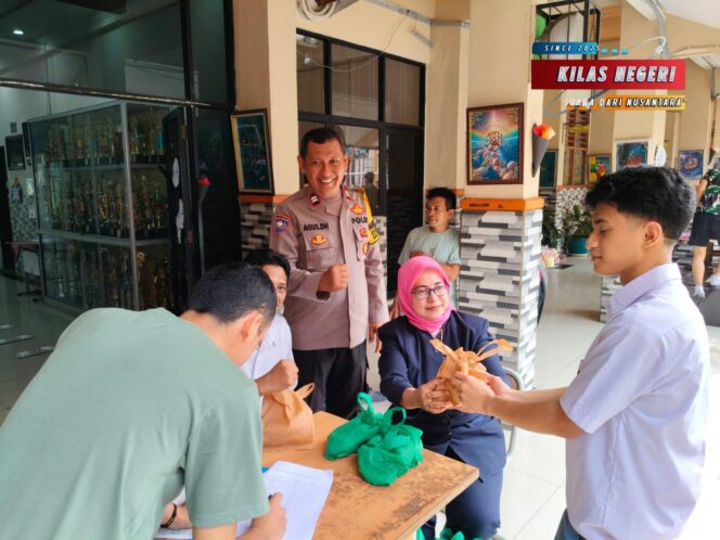 
Bhabinkamtibmas Ciracas Amankan Pembagian Makanan Bergizi Gratis untuk 2.255 Siswa dan Anak PAUD