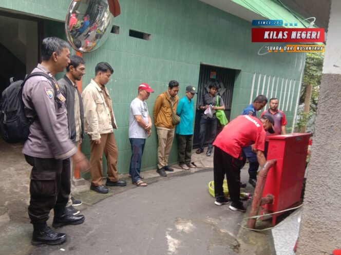 
Bhabinkamtibmas Cipinang Besar Selatan Monitoring Uji Kelayakan Hydran Kering di Sepuluh Titik RW 02