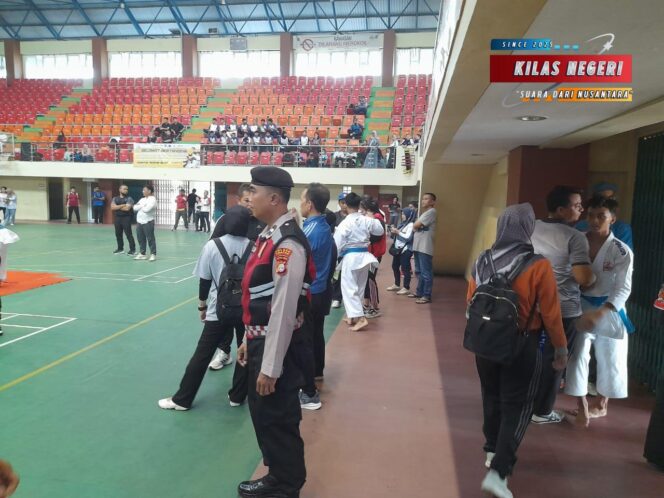 
Polsek Ciracas Lakukan Pengamanan Seleksi O2SN Tingkat Provinsi di GOR PKP Jakarta Timur