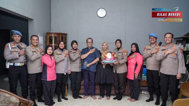 
Anjangsana Penuh Kepedulian, Polres Metro Jakarta Timur Kunjungi Anggota yang Sakit dalam Rangka HUT Bhayangkara ke-79