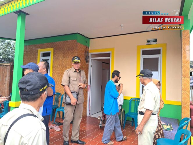 
Bhabinkamtibmas Kelurahan Cibubur Hadiri Serah Terima Bantuan Rumah dari Baznas di Wilayah Ciracas