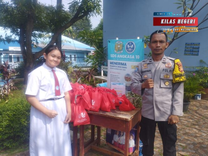 
Polisi Kawal Pembagian Makanan Bergizi Gratis di Sekolah-Sekolah Halim PK, 2.924 Siswa Terima Manfaat