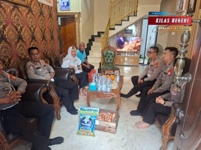 
Kasat Lantas Jakarta Timur Anjangsana, Jenguk Anggota yang Sakit Menahun dalam Rangka HUT Bhayangkara ke-79