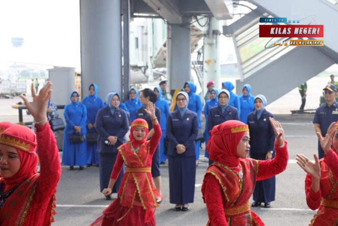 
Danlantamal I Bersama Ketua Korcab I DJA I Sambut Kedatangan Ketua Umum Jalasenastri