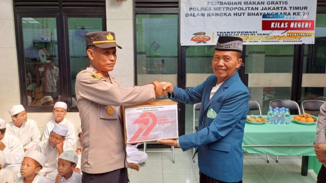 
Polres Metro Jakarta Timur dan Polsek Makasar Gelar Aksi Sosial di Yayasan Nurul Hikmah, Wujudkan Polri Peduli dan Berbagi
