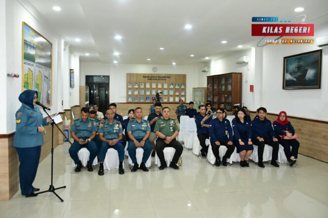 
Komandan Lanal Bandung Berikan KKDN Kepada Mahasiswa S2 Fakultas Keamanan Nasional UNHAN RI