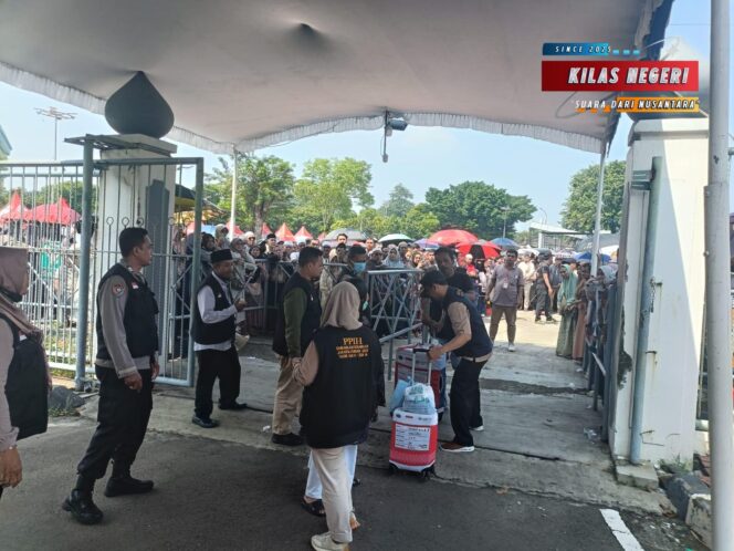 
Pengamanan Ketat Polsek Makasar Kawal Kedatangan Jamaah Haji Kloter 36 DKI Jakarta