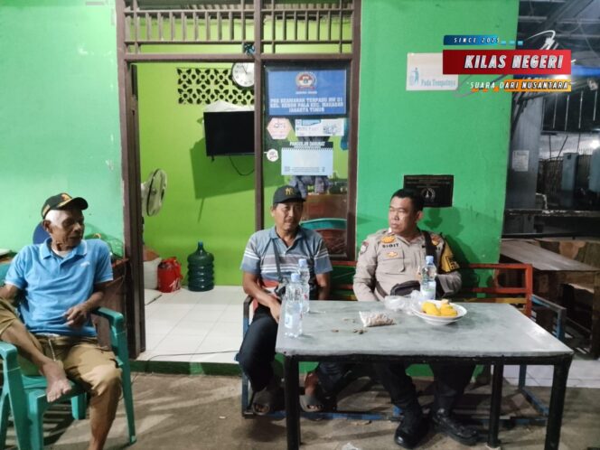 
Bhabinkamtibmas Kebon Pala Sambang Pos Keamanan, Antisipasi Tawuran dan Gangguan Kamtibmas
