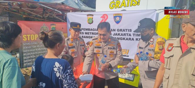 
Polres Metro Jakarta Timur Bagikan 300 Nasi Kotak Gratis di Klender, Wujud Kepedulian Polri di Momen HUT Bhayangkara ke-79