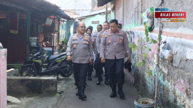 
Wakapolres Metro Jaktim Jenguk Istri Anggota yang Sakit, Wujud Kepedulian Polri di Momen HUT Bhayangkara ke-79
