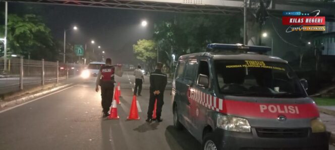 
Cegah Balap Liar, Polsek Cipayung Gelar Strong Point di Jalan Pintu 1 TMII