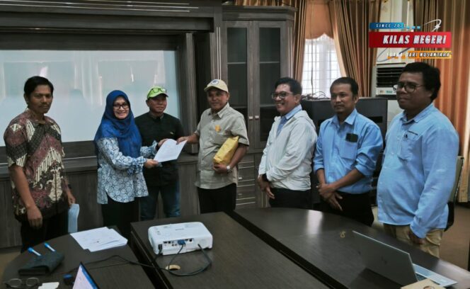 
Mediasi DLH Kutai Timur Berbuah Manis, KPC Berikan Tali Asih kepada Masyarakat