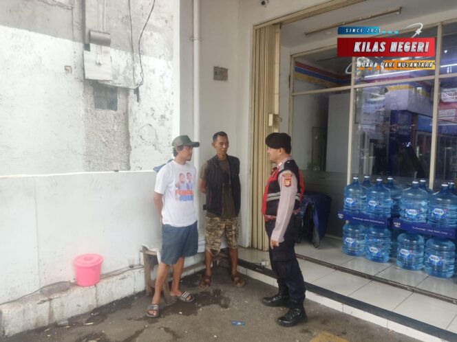 
Polsek Cakung Gelar Patroli Dialogis di Indomaret Rawa Terate, Imbau Warga Waspada Gangguan Kamtibmas