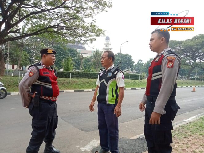 
Polsek Makasar Laksanakan Strong Point di Sekitar Masjid At-Tin, Antisipasi Tawuran dan Gangguan Kamtibmas