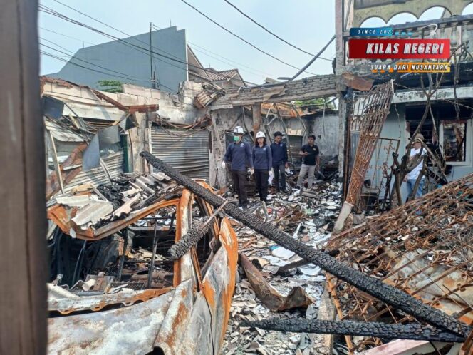 
Polsek Kramatjati Dampingi Puslabfor Mabes Polri Olah TKP Kebakaran di Dukuh V