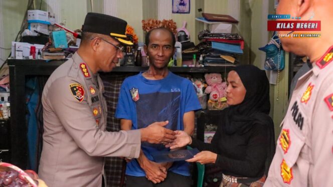 
Polres Metro Jakarta Timur Laksanakan Kegiatan Anjangsana, Kunjungi Anggota dan Bhayangkari yang Sakit