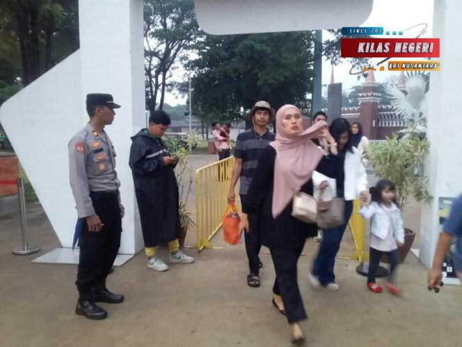 
Ribuan Pengunjung Padati TMII di Akhir Pekan, Kapolsek Cipayung Pastikan Keamanan Tetap Kondusif