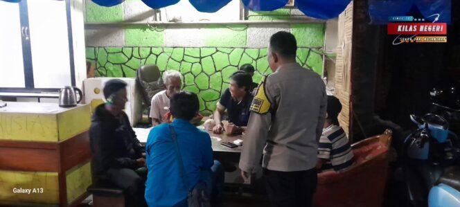 
Bhabinkamtibmas Kramatjati Sambangi Poskamling, Ajak Warga Perkuat Sinergi Jaga Keamanan Lingkungan