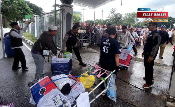 
Polsek Makasar Kawal Kedatangan Jamaah Haji Kloter 41 Asal DKI Jakarta di Asrama Haji Pondok Gede