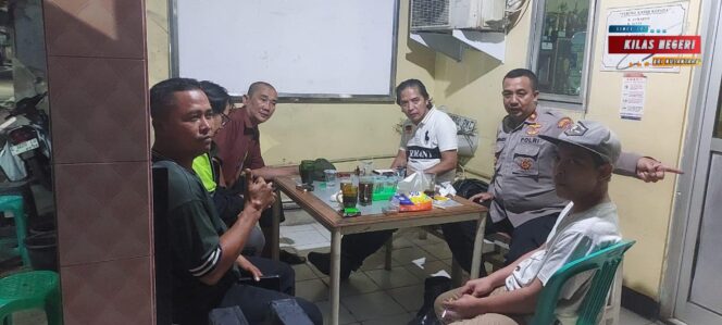 
Kapolsek Makasar Laksanakan Cooling System di Poskamling RW 09 Kebon Pala, Wujudkan Lingkungan Aman