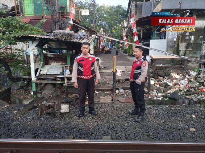
Polsek Pulogadung Laksanakan Strong Point di Cipinang Jagal dan Jatinegara Kaum, Cegah Tawuran Warga