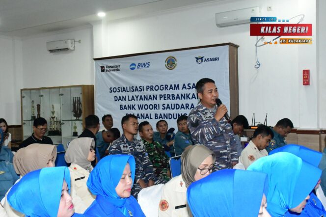 
Komandan Lanal Bandung Bersama Prajurit Menerima Sosialisasi PT. ASABRI dan Bank Wori Saudara di Lingkungan Lanal Bandung