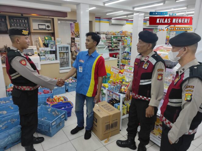 
Sampaikan Pesan Kamtibmas, Unit Samapta Polsek Matraman Sambangi Karyawan Indomaret Di Matraman Raya
