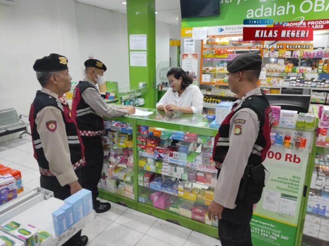 
PATROLI DIALOGIS POLSEK MATRAMAN, SAMPAIKAN PESAN KAMTIBMAS KEPADA KARYAWAN APOTIK K-24