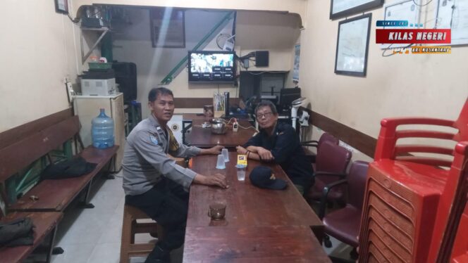 
ANTISIPASI GUANKAMTIBMAS, BHABINKAMTIBMAS UTAN KAYU UTARA SAMBANGI WARGA DI RW 03