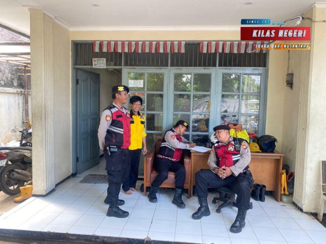 
POLSEK MAKASAR LAKSANAKAN STRONG POINT DI SEKITAR RUMAH DINAS CAMAT, ANTISIPASI TAWURAN DAN GUANTIBMAS