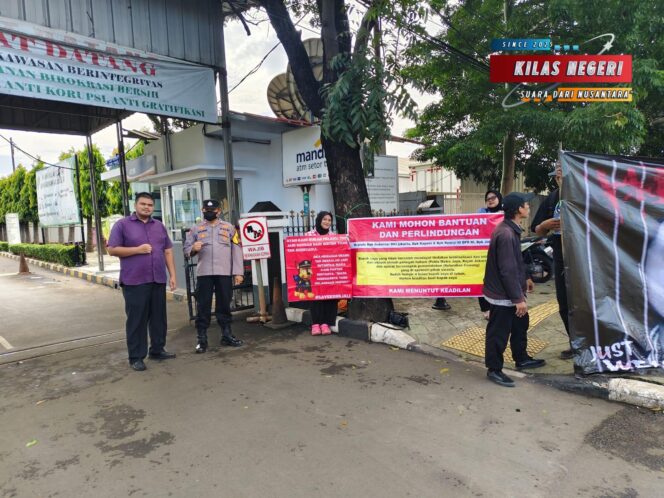 
Warga Kampung Cawang Gelar Aksi damai, Polsek Cakung Lakukan Pengamanan Humanis Di Depan Pengadilan Negeri Jakarta Timur