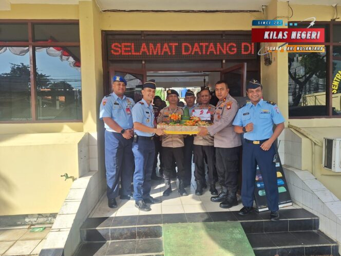 
Koopsud I TNI AU Kunjungi Polsek Makasar, Ucapkan Selamat HUT Bhayangkara ke-79