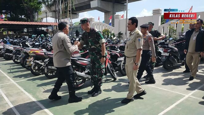 
Tiga Pilar Cakung Beri Kejutan Tumpeng dan Kue Ulang Tahun di HUT Bhayangkara ke-79