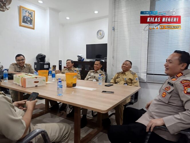 
Camat Matraman dan Para Lurah Gelar Surprise Party HUT Bhayangkara ke-79 di Polsek Matraman