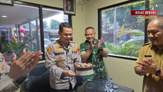 
Koramil dan Kecamatan Jatinegara Sambangi Polsek Jatinegara Beri Ucapan HUT Bhayangkara ke-79