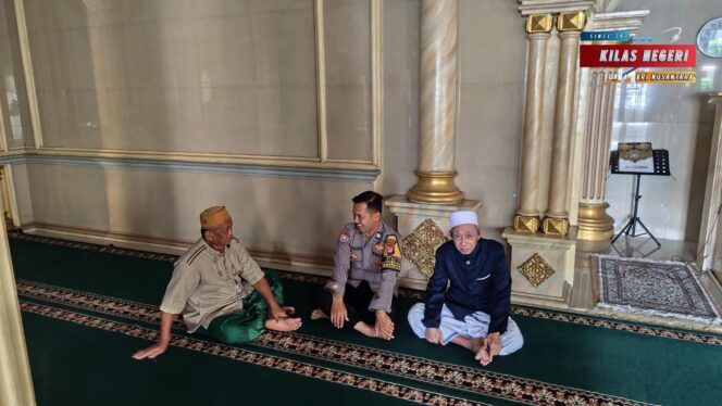 
Safari Religi di Masjid Mujahidin, Polsek Cakung Ajak Masyarakat Wujudkan Lingkungan Aman dan Kondusif