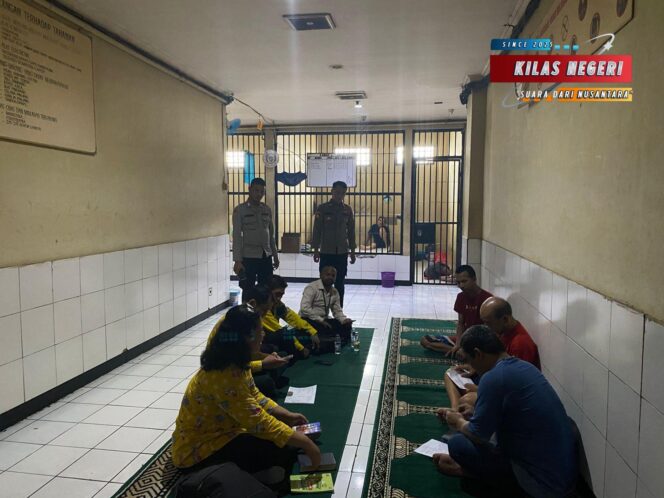 
Terang di Balik Jeruji: Kegiatan Rohani Bangkitkan Harapan di Rutan Polres Metro Jakarta Timur