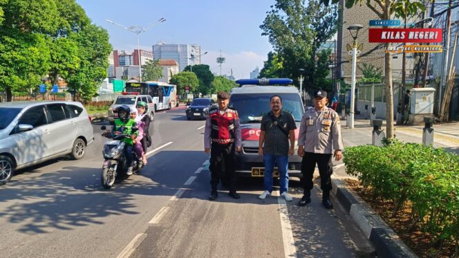 
Menebar Rasa Aman di Siang Hari: Patroli Preventif Polsek Matraman Menyisir Wilayah Strategis