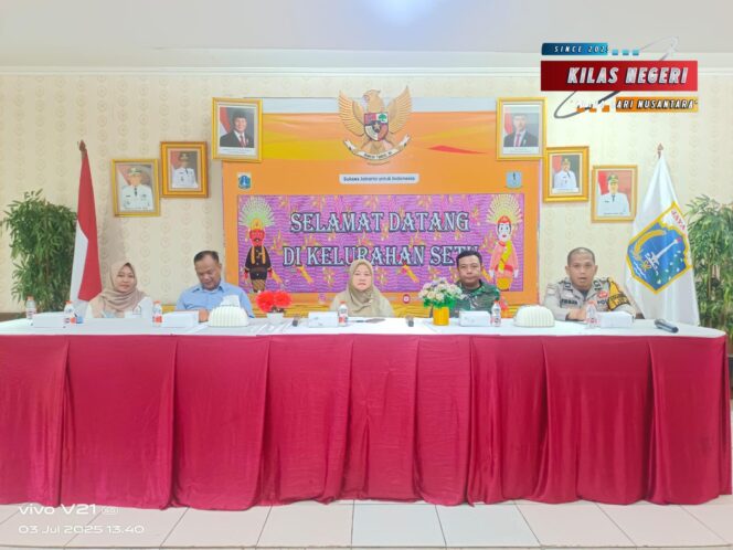 
Bhabinkamtibmas Kelurahan Setu Hadiri Kegiatan Pembinaan LMK dan Sosialisasi Koperasi