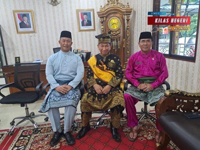 
Wujud Sinergi dan Keselarasan Budaya, Danlanal Dumai Hadiri Upacara Penabalan Gelar Adat Datuk Seri Setia Amanah Kepada Gunernur Riau