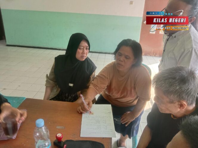 
Polsek Makasar Fasilitasi Problem Solving Dua Warga Kebon Pala Secara Kekeluargaan