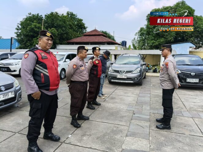 
POLSEK CIRACAS TUNJUKKAN KOMITMEN HUMANIS DAN PROFESIONAL DALAM PAM KEJUARAAN INTERNASIONAL KARATE DI GOR CIRACAS